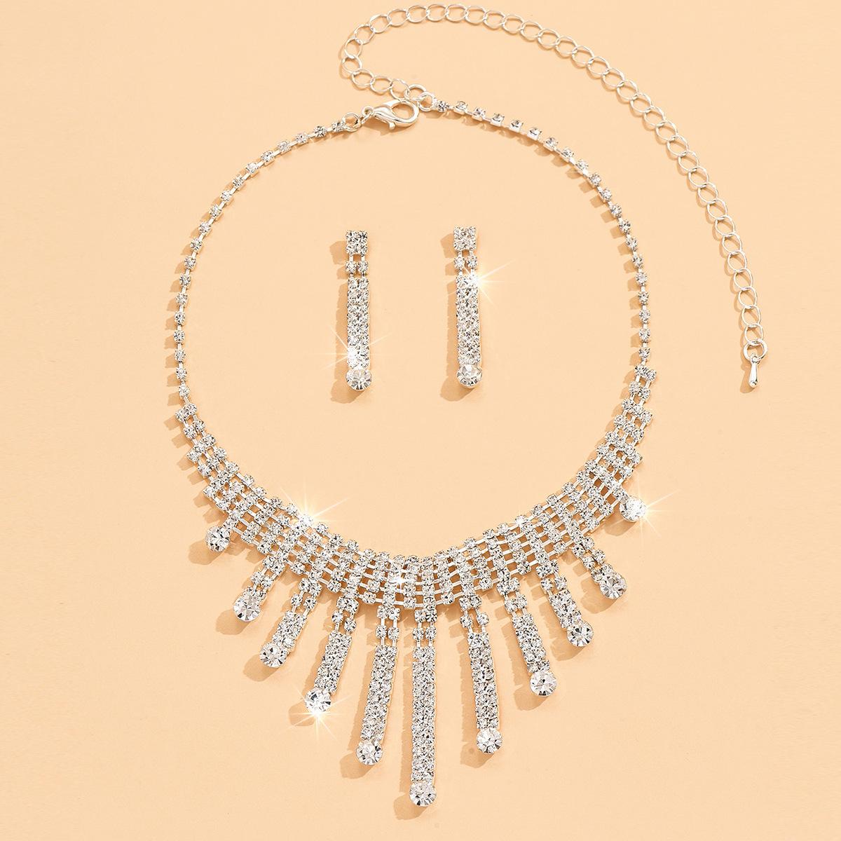 

Женский комплект украшений: цепочка, серьги-кисточки с кристаллами, ожерелье. Свадебный банкет, вечеринка, праздничный подарок.