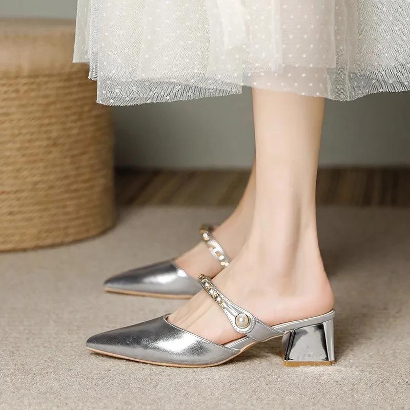 Fashion Pointed Toe Rhinestone Pearl Elegant Low Heel Back Air Slipper for Women Summer Wear Block Heel Wrapped Half Slippers