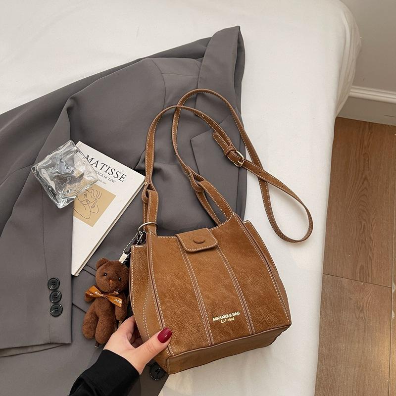 Winter new casual splicing shoulder bag high value casual messenger bag fashionable bucket bag