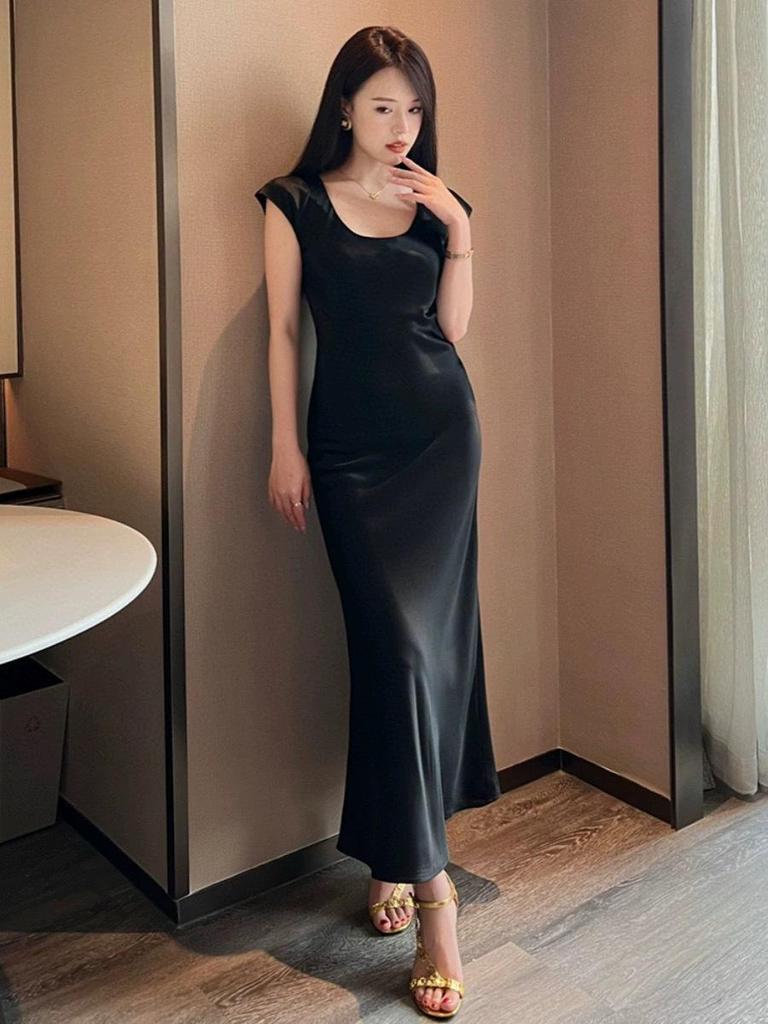 Importiertes Seiden-Triacetat Rundhals-Kleid im schrägen Schnitt mit kurzen Ärmeln, schmaler Taille und elegantem Design