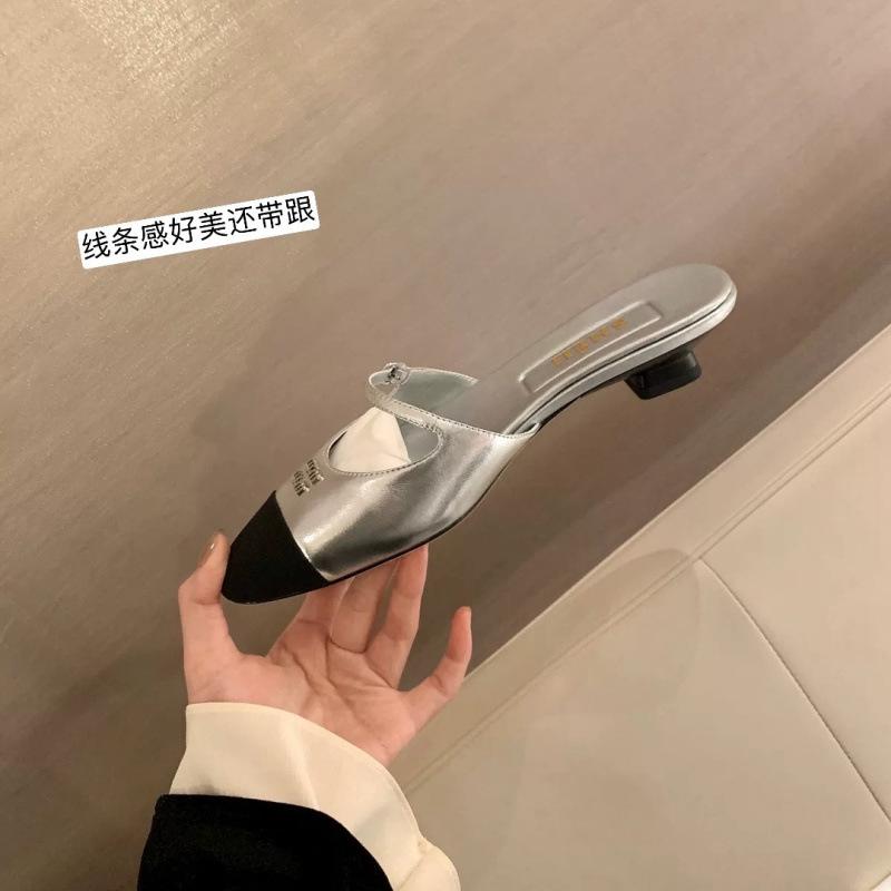 

Сочетание цвета слова с сумкой, шлепанцы на низком каблуке, женские сандалии для улицы 35 серебряный