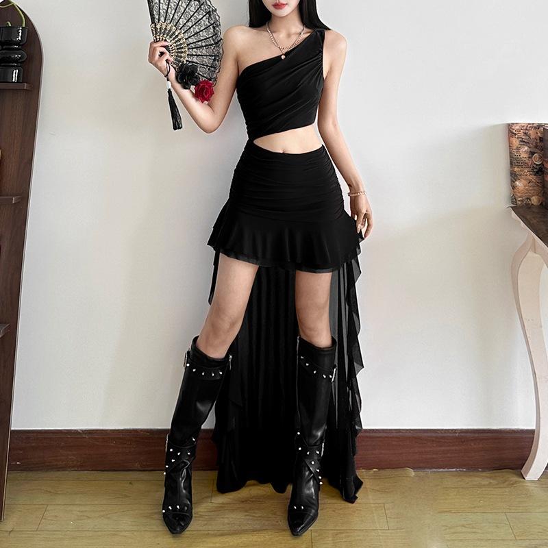 INS European and American style 2026 summer new women's clothing solid color slim-fitting street fashion diagonal collar shoulder dress