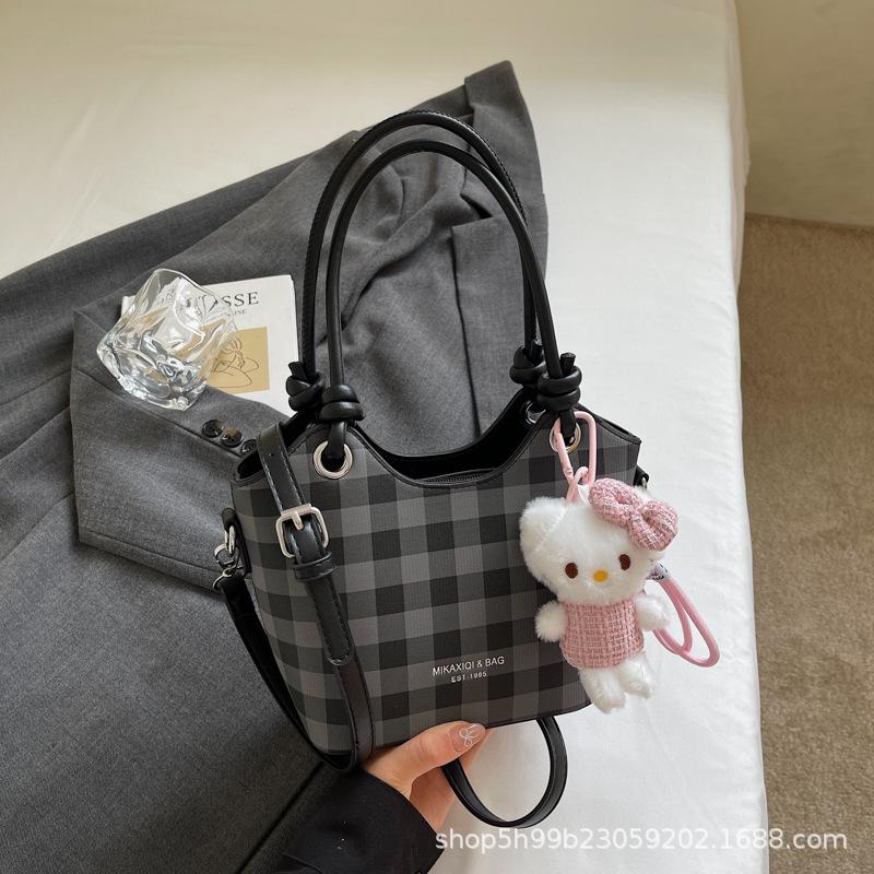 Niche fashionable bag women's new summer simple chain bag messenger bag high value portable shoulder bag