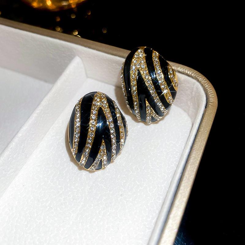 

Срібна голка Вінтажні сережки-пусети у формі серця з чорним цирконом та метеликом Жіноча мода Високоякісна розкішна біжутерія