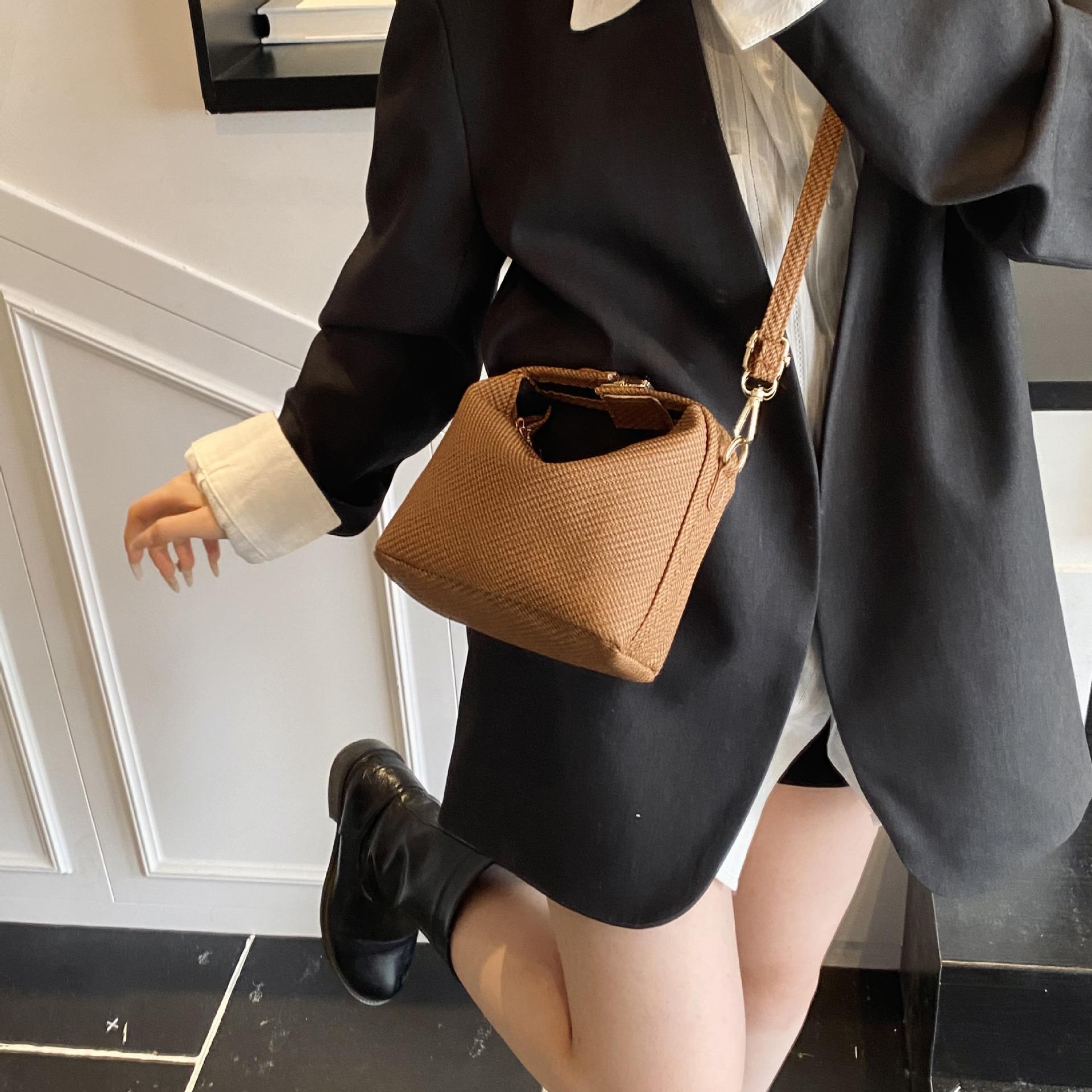 

Large capacity fashion striped handbag bag women s simple and versatile shoulder trendy messenger bag коричневый