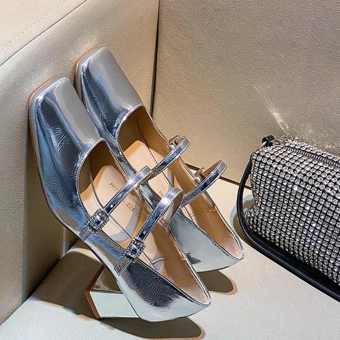 

Нежные и простые серебристые французские туфли Мэри Джейн на толстом каблуке в стиле маленькой феи, женские осенне-зимние 2025, новые ретро туфли-лодочки с открытым верхом 39 серебряный