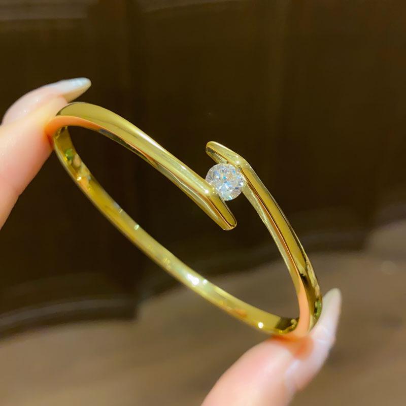 Trendy Geometric Clasp Bracelet with Japanese and Korean Cubic Zirconia - Retro Cool Style, Light Luxury Hand Chain Jewelry.