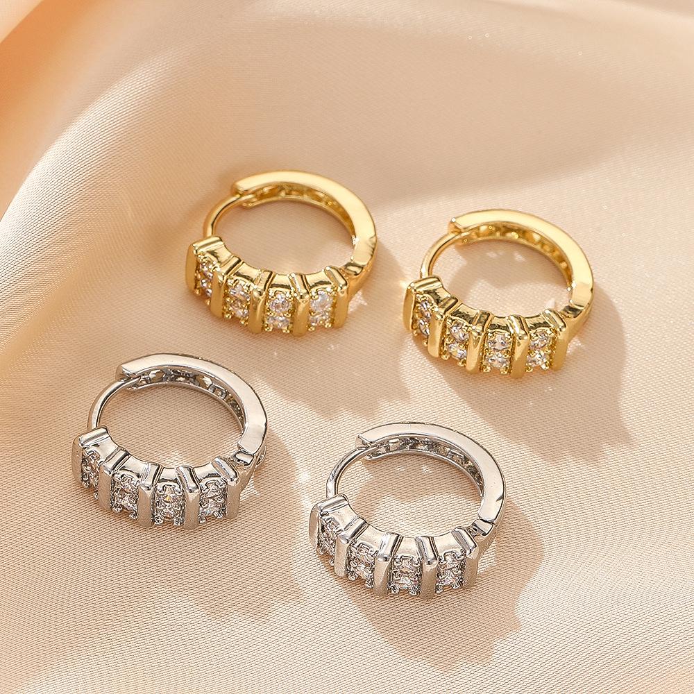 European and American fashion versatile niche design, high-end and cool style earrings for women