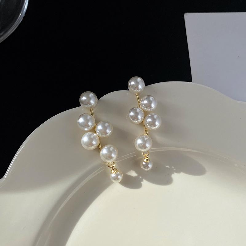 Boucles d'oreilles tendance haut de gamme en argent, cristal et perle 2023: Déclaration Exquise, Luxe Léger pour Femmes