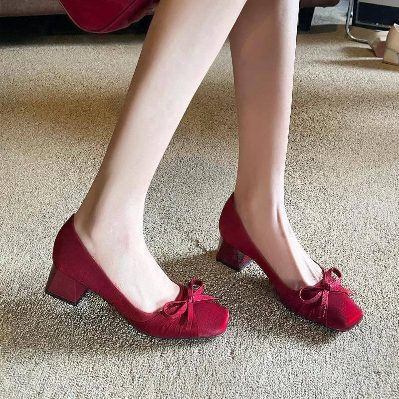 Französisches Temperament Schleife Satin Hohe Absätze Damen Herbst 2026 Neu Blockabsatz Quadratische Spitze Flacher Ausschnitt Rutschfeste Schuhe
