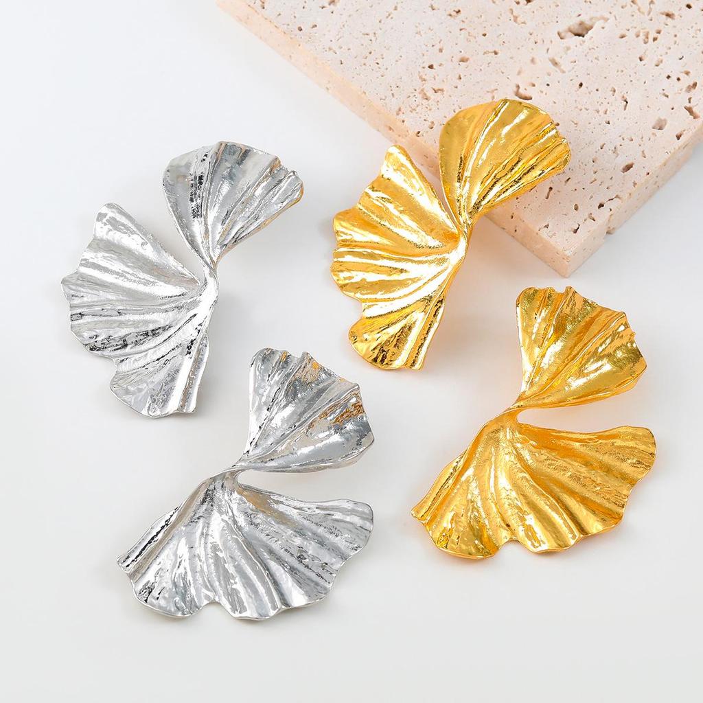 Neue Sommer-Legierungs-Blumenohrringe: Europäischer & Amerikanischer Stil - Modisches, Überzogenes Metalldesign für Frauen.