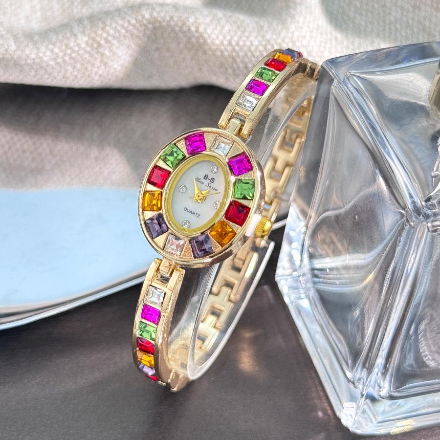 

Color Zircon High-end Sense Diamond-encrusted Women s Watch Niche Bracelet Bracelet Small Exquisite Quartz Watch золотой