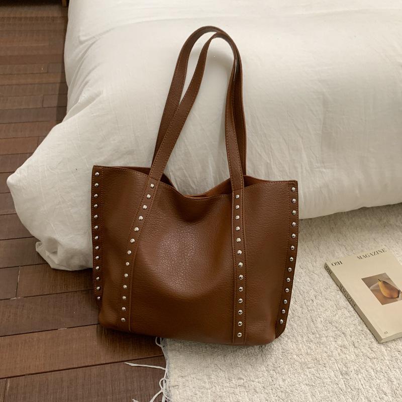 2026 Versatile Commuter Shoulder Bag - High-End Large Capacity with Rivets