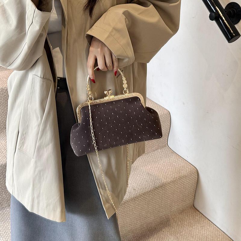 Chic Urban Minimalist Handbag For Women 2024 Trendy Shell Shape Crossbody Bag With Rivet Detail