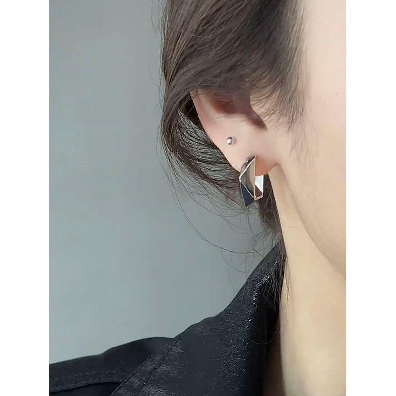 Cold Wind Silver Metal Three-Dimensional Diamond Niche Style Ear Clip