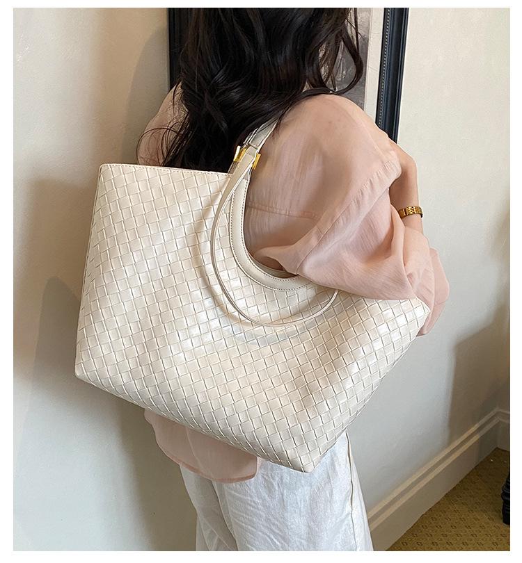 2026 Autumn High-End Retro Woven Large Capacity Women's Shoulder Bag with Mother-Child Feature