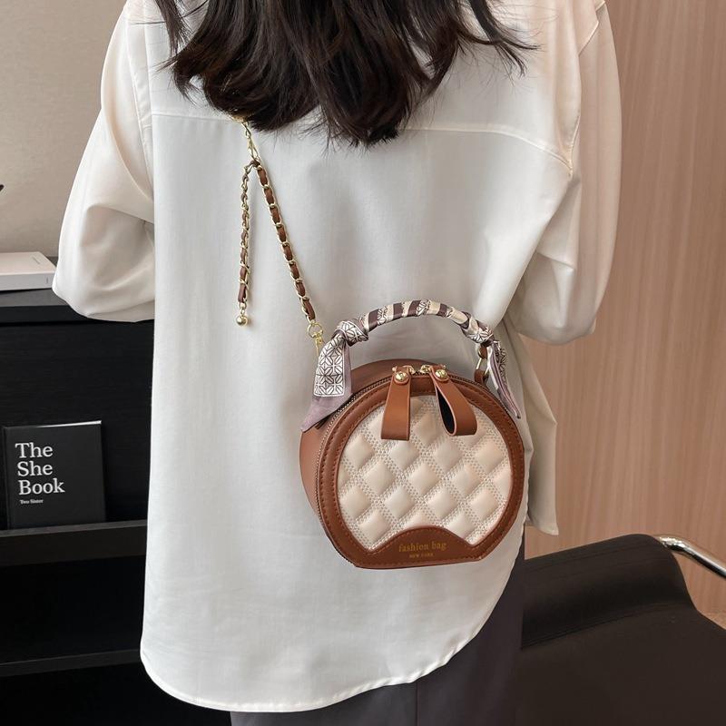 Popularne są haftowane torebki pod pachę w romby, łańcuszkowe torebki crossbody i małe okrągłe torebki do ręki.