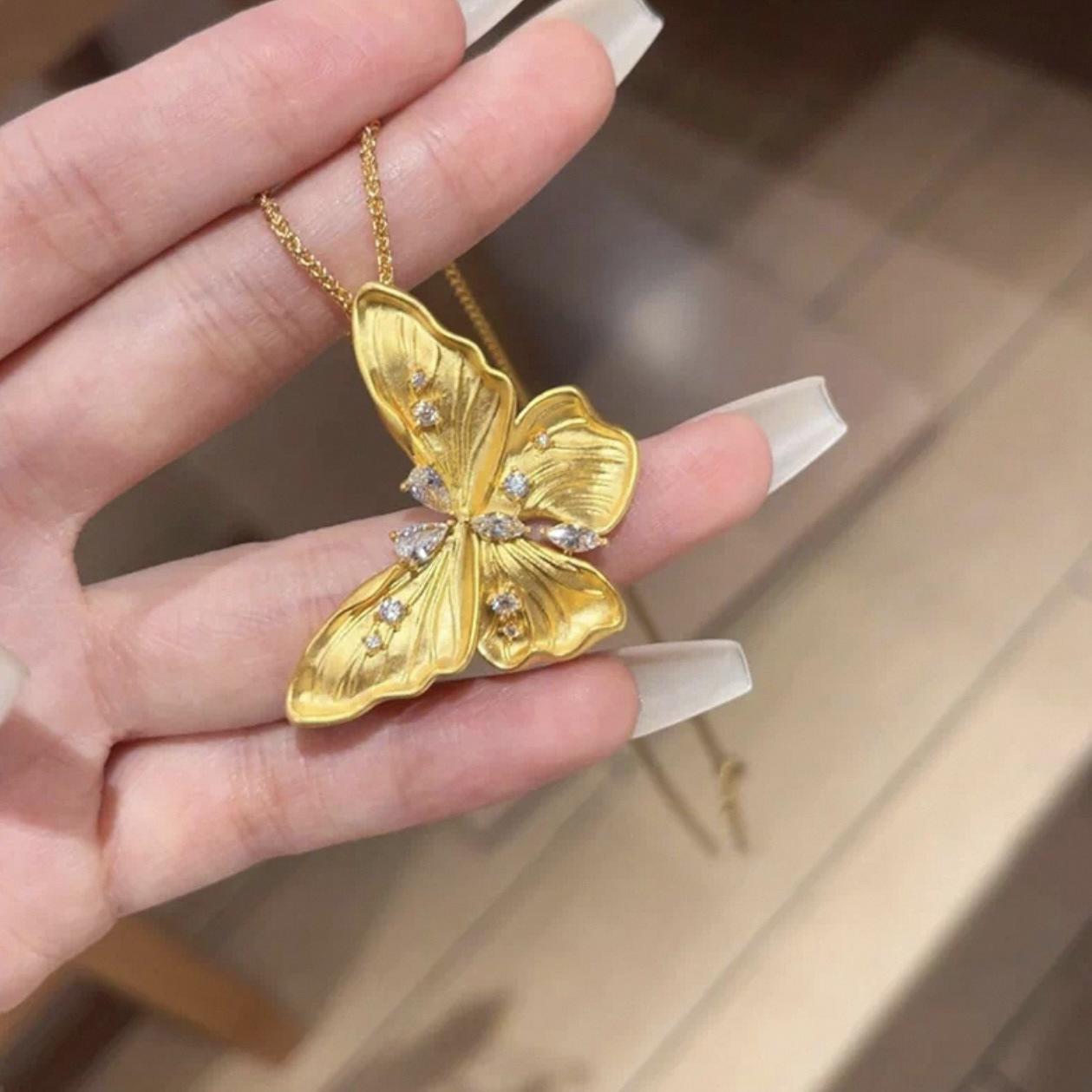 The brushed large butterfly necklace of the female micro-inlaid diamond is light luxury and exquisite collarbone chain
