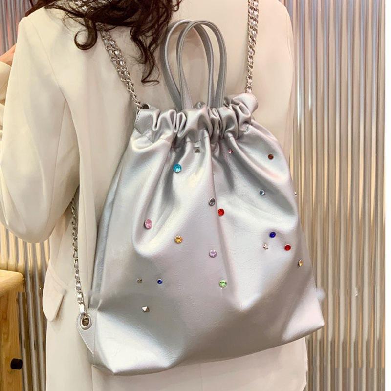 

2025 новая нишевая женская сумка матовый флис вставка цветная цепочка с драгоценными камнями рюкзак на шнурке портативный рюкзак серебряный