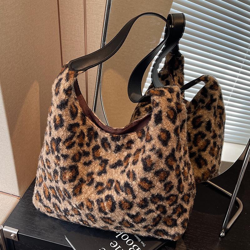 

Корейская сумка через плечо Niche для женщин, новая осенне-зимняя ретро-модная сумка через плечо с леопардовым принтом, плюшевая сумка-тоут для женщин