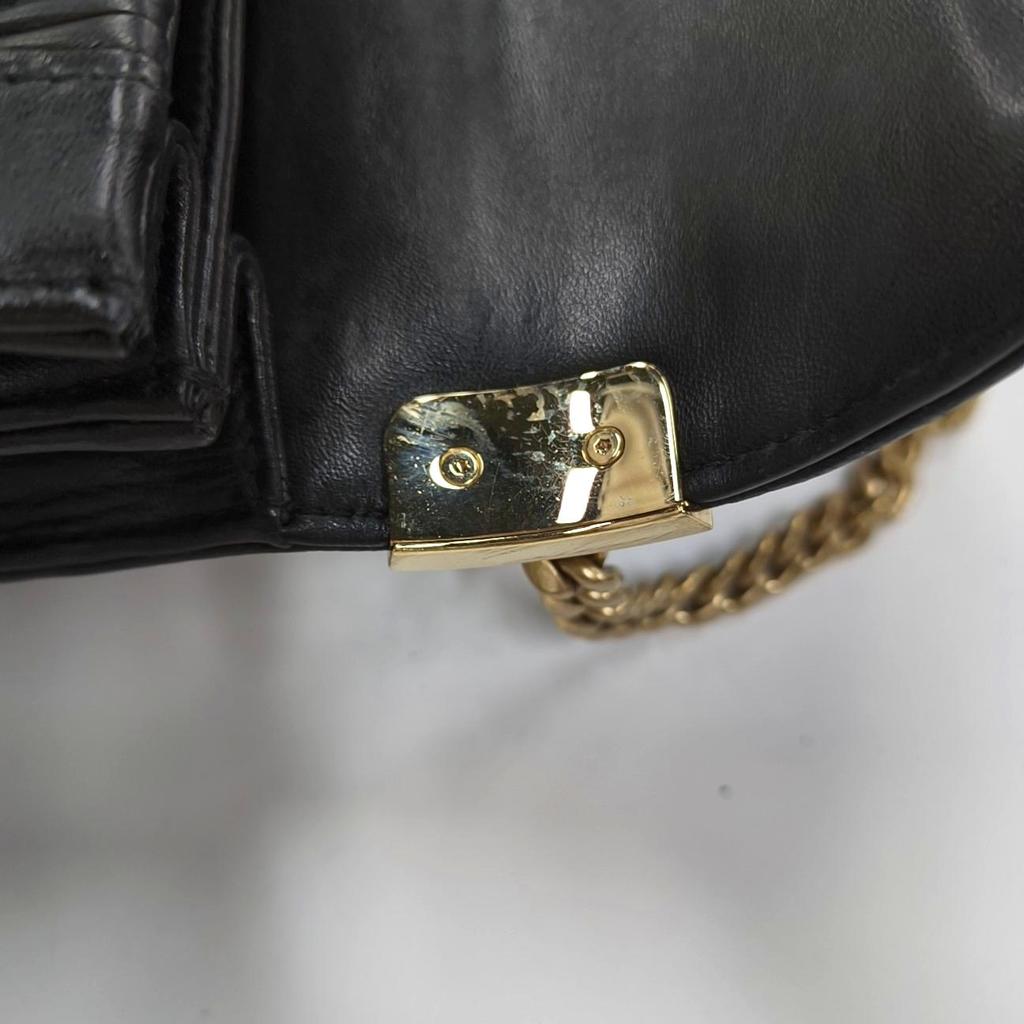 [Pre-Owned] Miu Confidential Smooth Edged Elegant Metal Lock Clasp Lambskin Envelope Crossbody Shoulder Bag - Very Good #1PLWY0U