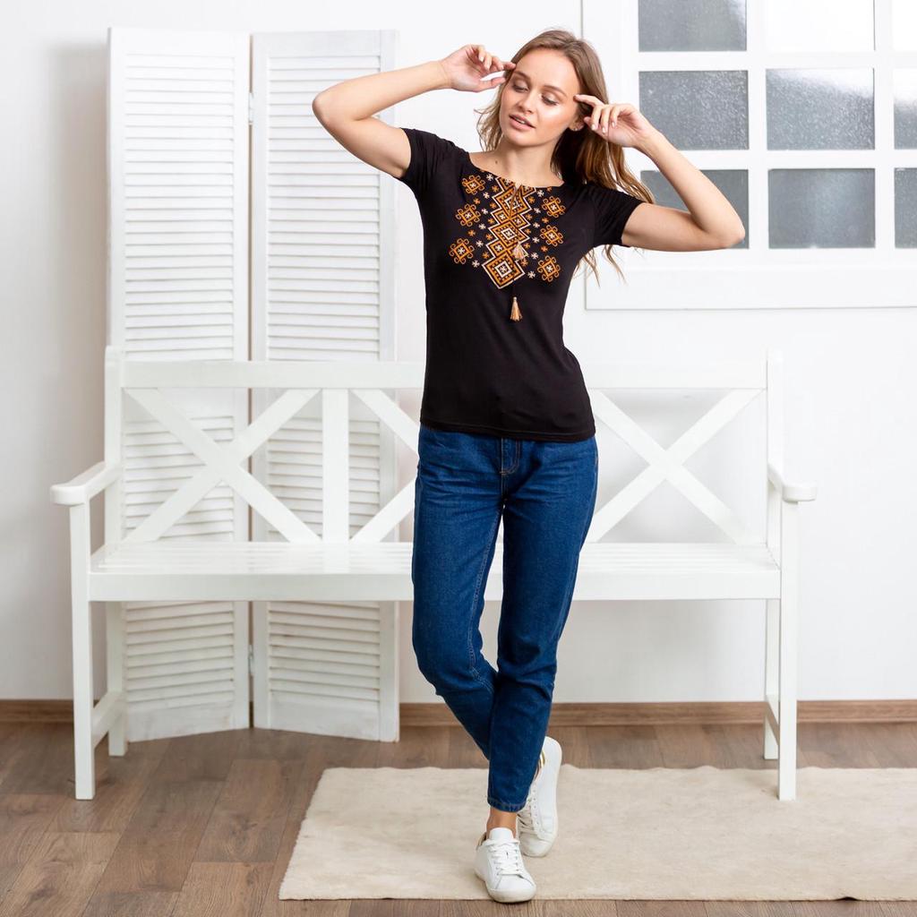 T-shirt feminina com bordado de ornamentos ucranianos.