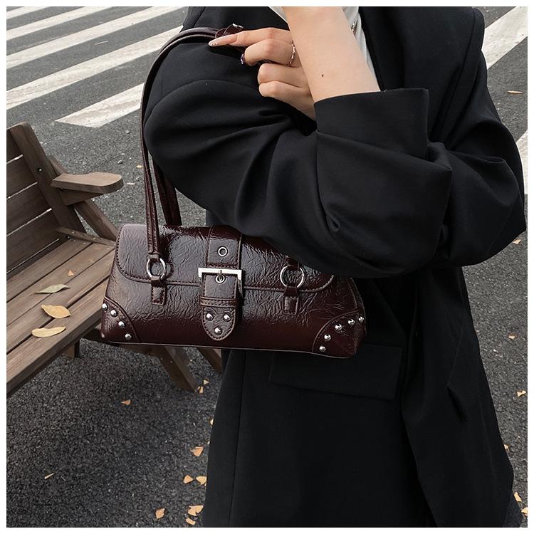 Large capacity retro bag women's autumn and winter niche single shoulder underarm bag rivet commuter pillow bag