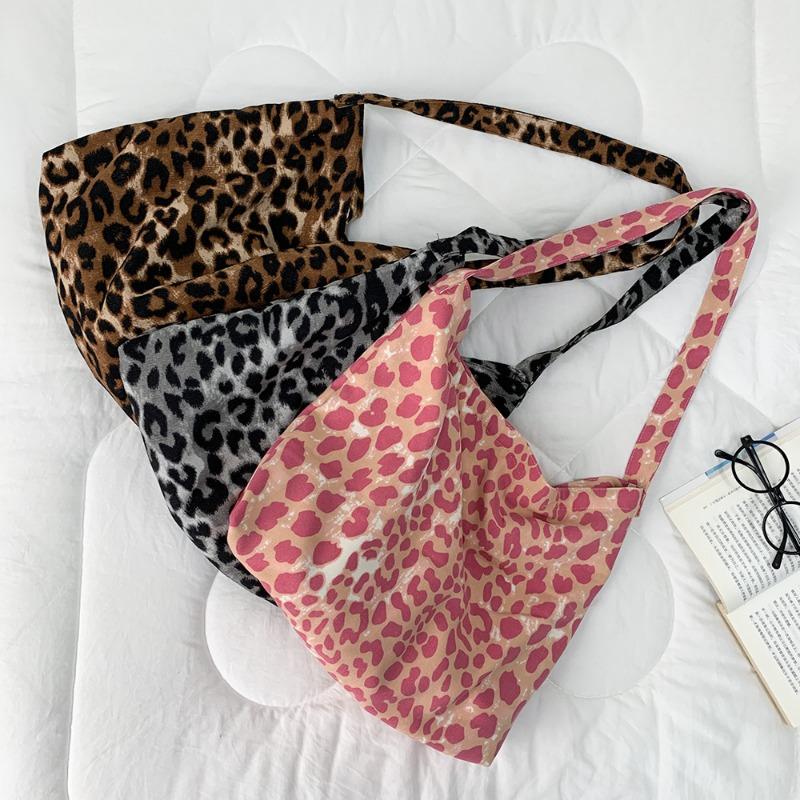 A Crossbody Bag with A Zipper and A Large-capacity Single-shoulder Shopping Bag