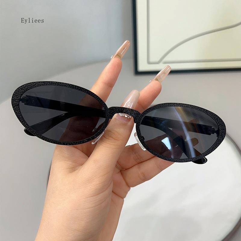 New Retro Oval Sunglasses for Ladies Fashion Small Metal Frame Sunglasses Women Classic  Shades Trends Summer Unique