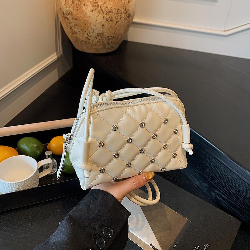 

New high-end women s bag, rivet underarm bag, high-end light luxury women s messenger chain, European and American style small bag. 18*9.5*12 белый