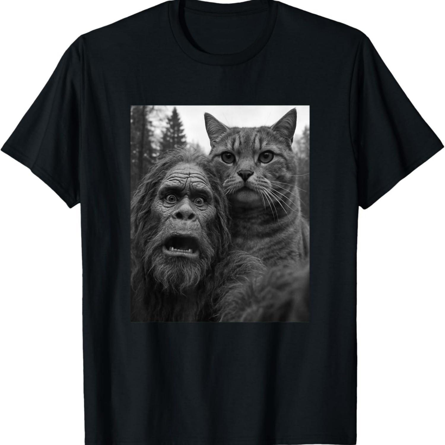 

Funny Bigfoot and Cat Selfie Meme Cryptid Humor T-Shirt S чёрный