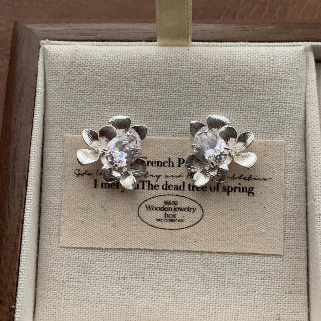 "Vintage Creamy Yellow Starfish Ear Clips: Elegant and Cute, Piercing-Free Sea Star Earrings"