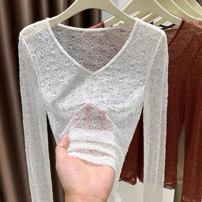 Weißes V-Ausschnitt Spitzen-Hollow-Cover-Shirt für Damen Frühling und Sommer Langärmliges Dünnes Design mit Innenfutter T-Shirt Slim-Fit Top