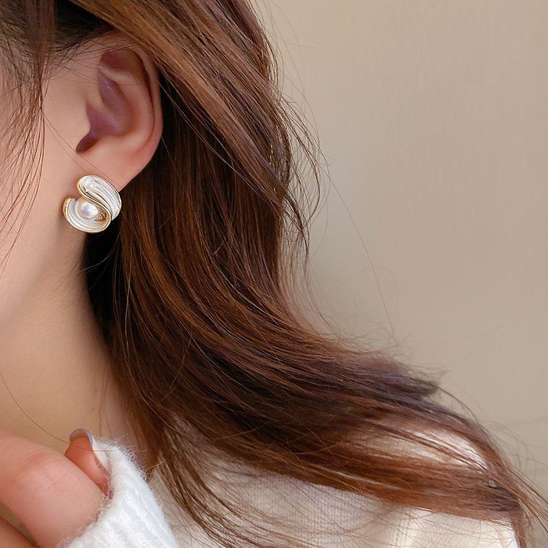 Temperament Pearl Stud Earrings New Versatile Design Simple Flower Earrings Niche Earrings
