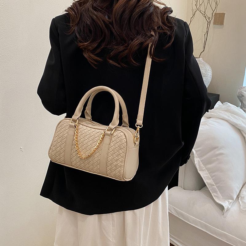 Handwoven Handbag for Autumn and Winter, Fashionable and High-end Women's Handbag, Large Capacity Commuting Bag