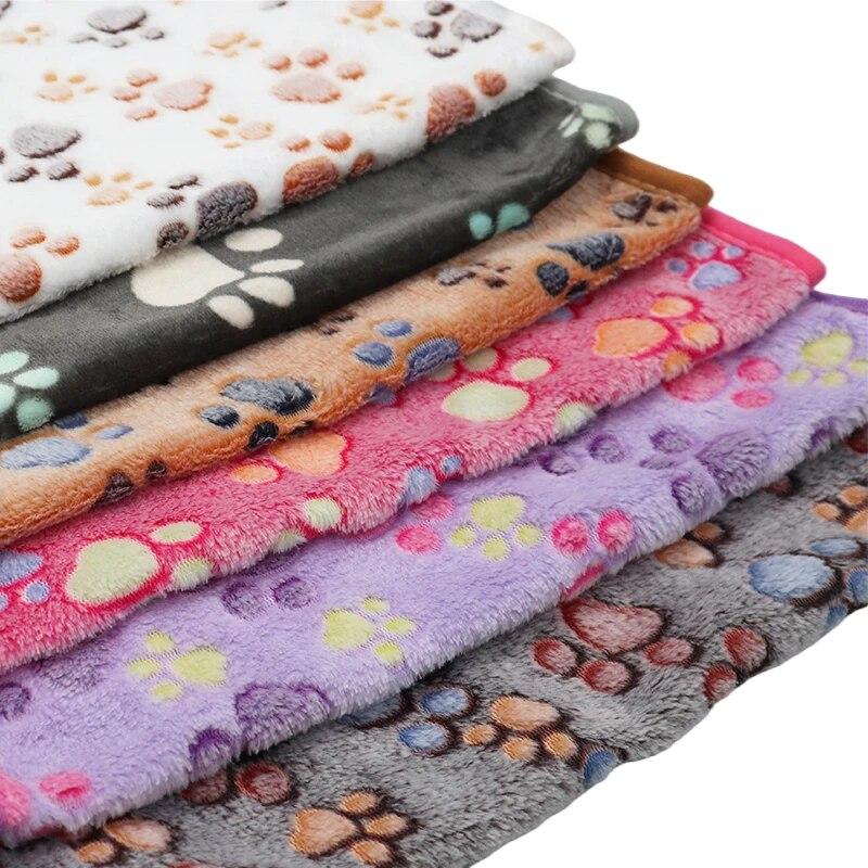 No Hair Loss Pet Blanket Coral Fleece Breathable Cute Paw Pattern Warm and Comfortable Thin Mat for Cat and Dogs Pet Supplies