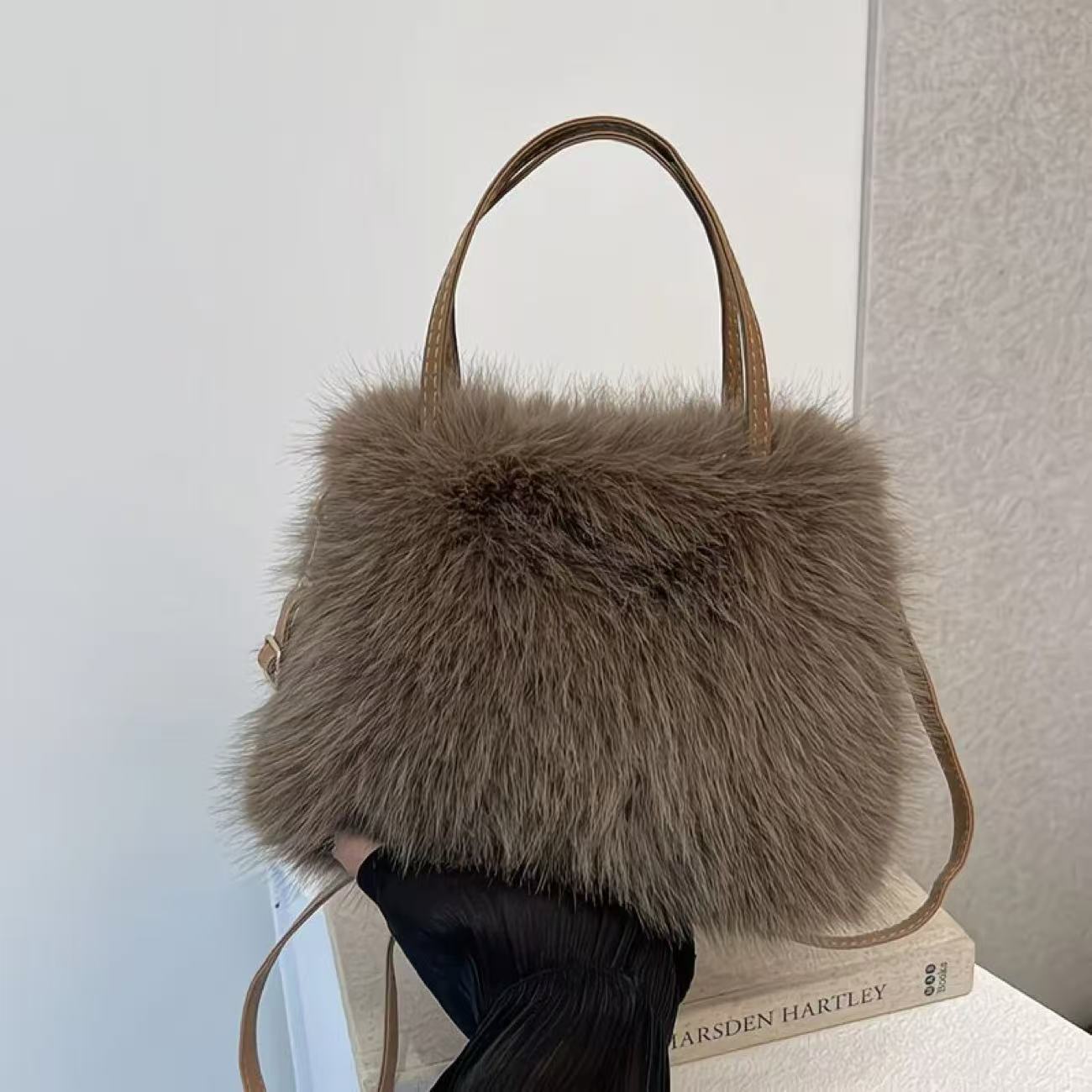 

Furry handbag new fashion plush bag imitation fox messenger square bag high texture furry bag
