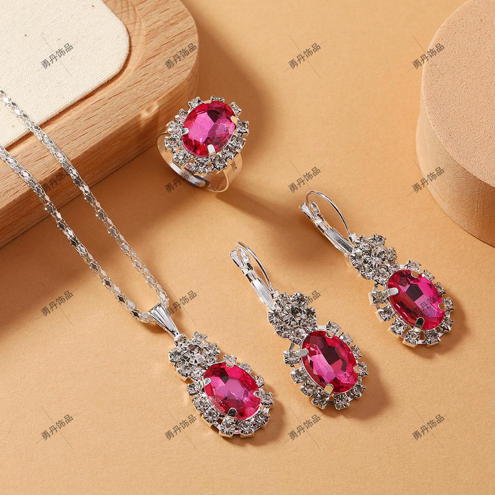 Europejski i Amerykański Zestaw Biżuterii w Kształcie Serca - Naszyjnik, Kolczyki i Pierścionek z Diamentową Zawieszką.