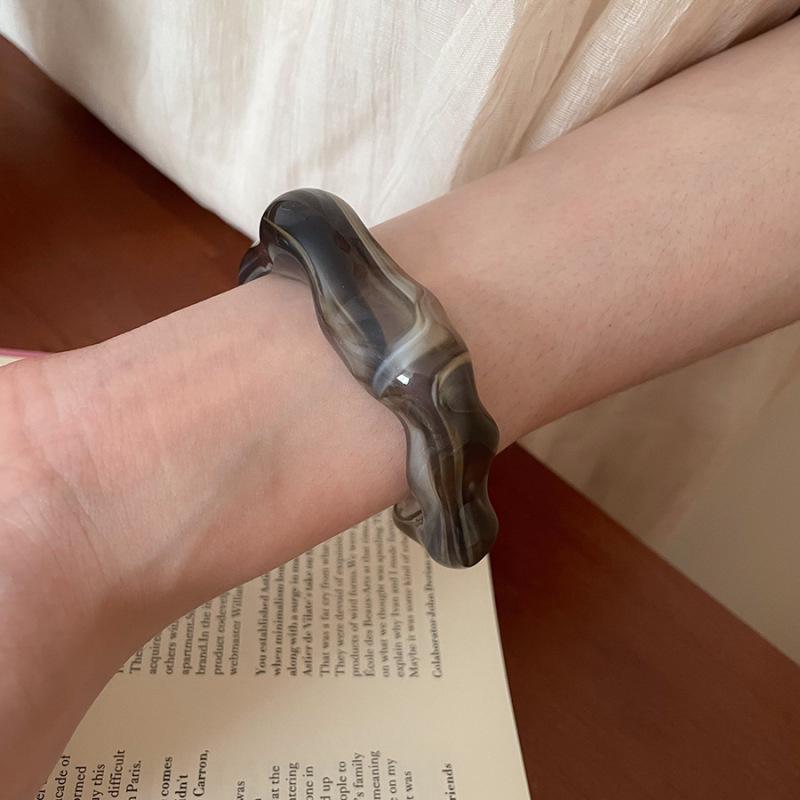 Geometric Open Bangle: Luxurious Modern Bracelet with Minimalist Chic