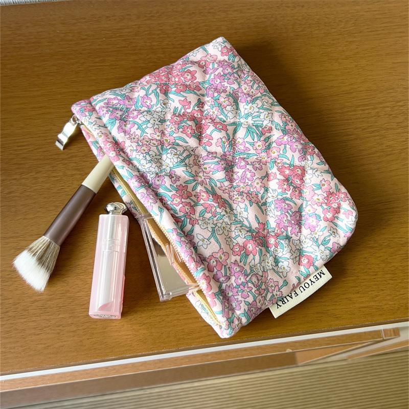 Cute Floral Quilted Makeup Bag Portable Coin Storage Travel Zipper Bag Compact Multi-Purpose Cosmetic Storage Pouch