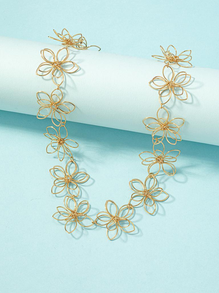Temperament Fashion Super Immortal Flower Pendant Necklace Female Niche Design Sense Hollow Light Luxury Clavicle Chain