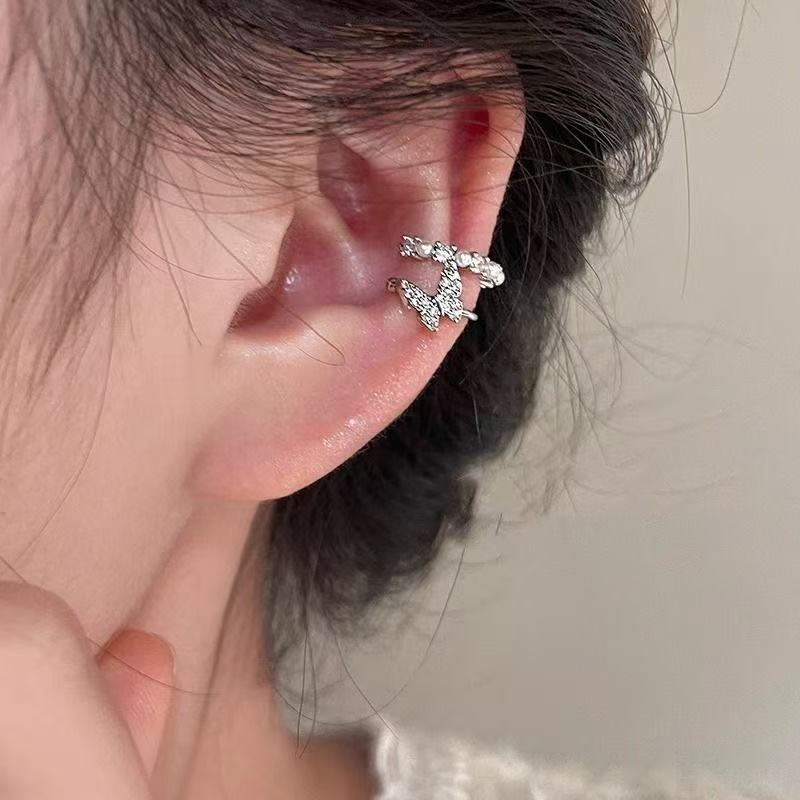 

Sweet butterfly zircon simulation pearl ear bone clip niche exquisite ear jewelry without ear piercings versatile срібний