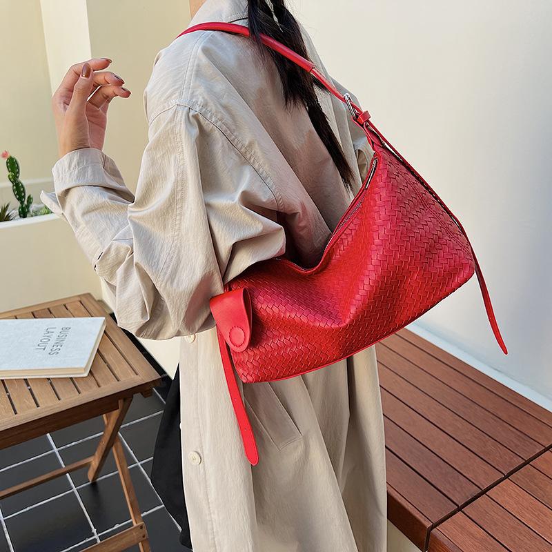 

Retro woven bag women s large capacity 2025 new autumn and winter versatile shoulder underarm bag casual work commuter bag красный