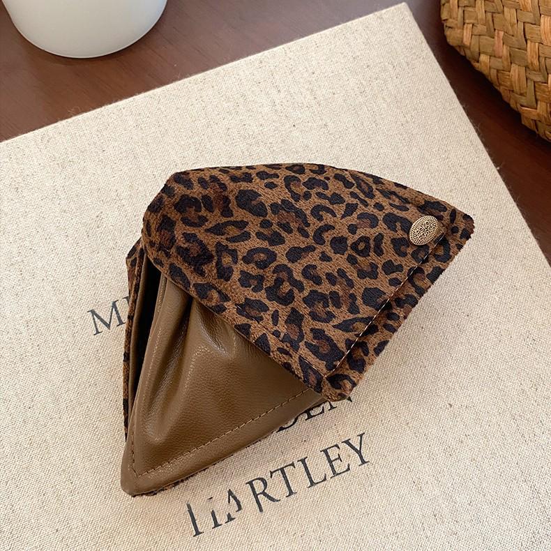 Leopard Print Triangular Hair Clip: High-End Retro Leather & Fabric Hair Accessory for Women