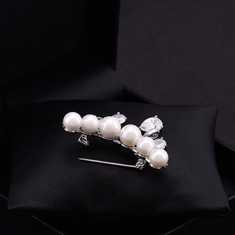 1Pcs Fashion Classic Laddy Exquisite Crystal Clothing Coat Suit Pin Corsages Elegant Women Girls Pearl Pendant Brooch Badges