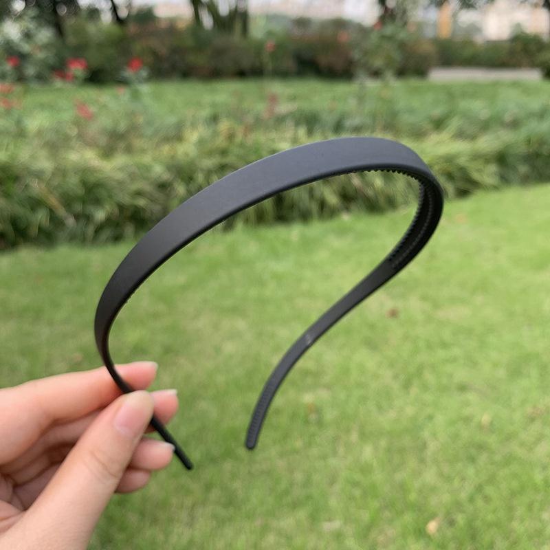 1Pc matte U-shaped headband, no pressure and comfortable design, is a daily headgear accessory for face washing and makeup