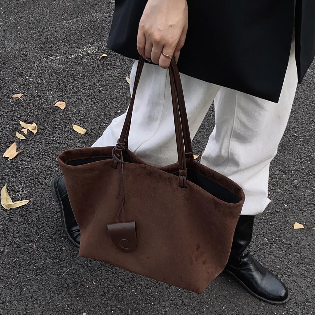 Herbst und Winter schlicht retro Wildleder vielseitig Achseltasche Damen 2025 neue Handtasche Pendler Umhängetasche