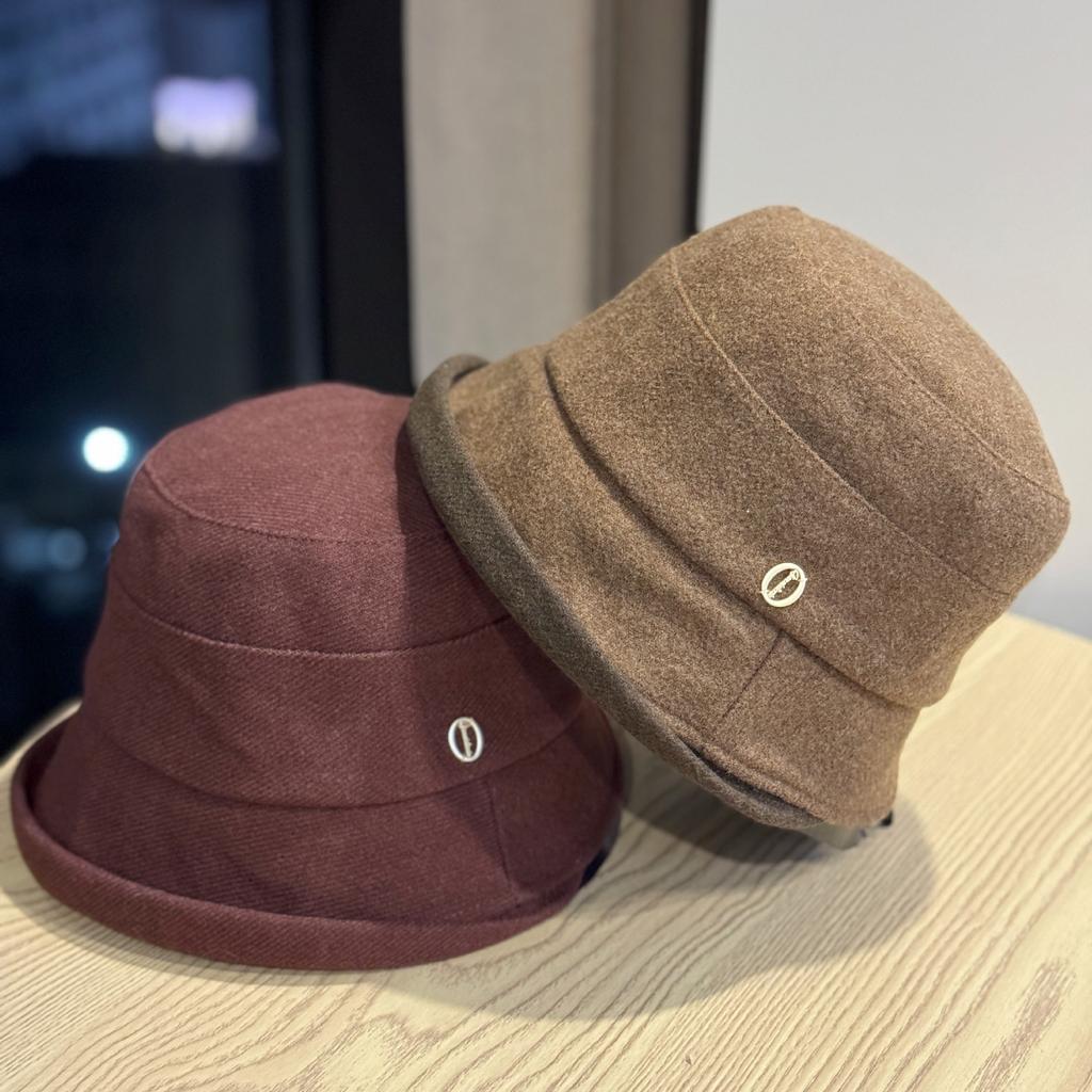 Autumn and Winter Hats for Women Fashionable Metal Label Fisherman Hat Street Casual Versatile Face Showing Small Elegant Curling Edge