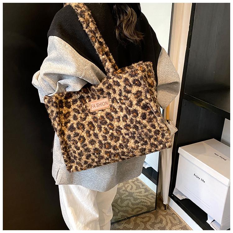 Leopard Print Tote Bag With Plush Material For Casual Streetwear Fashion