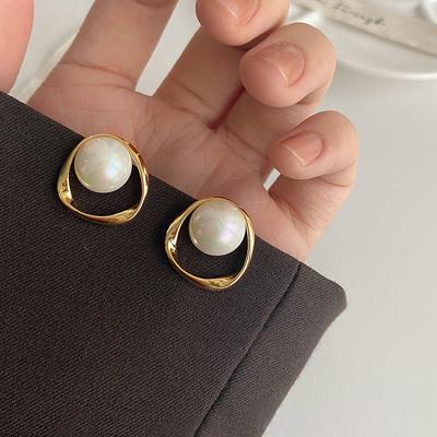 Náušnice s imitací perel pro ženy Zlatá barva Kulaté pecky Korejský jemný nepravidelný design Neobvyklé módní šperky